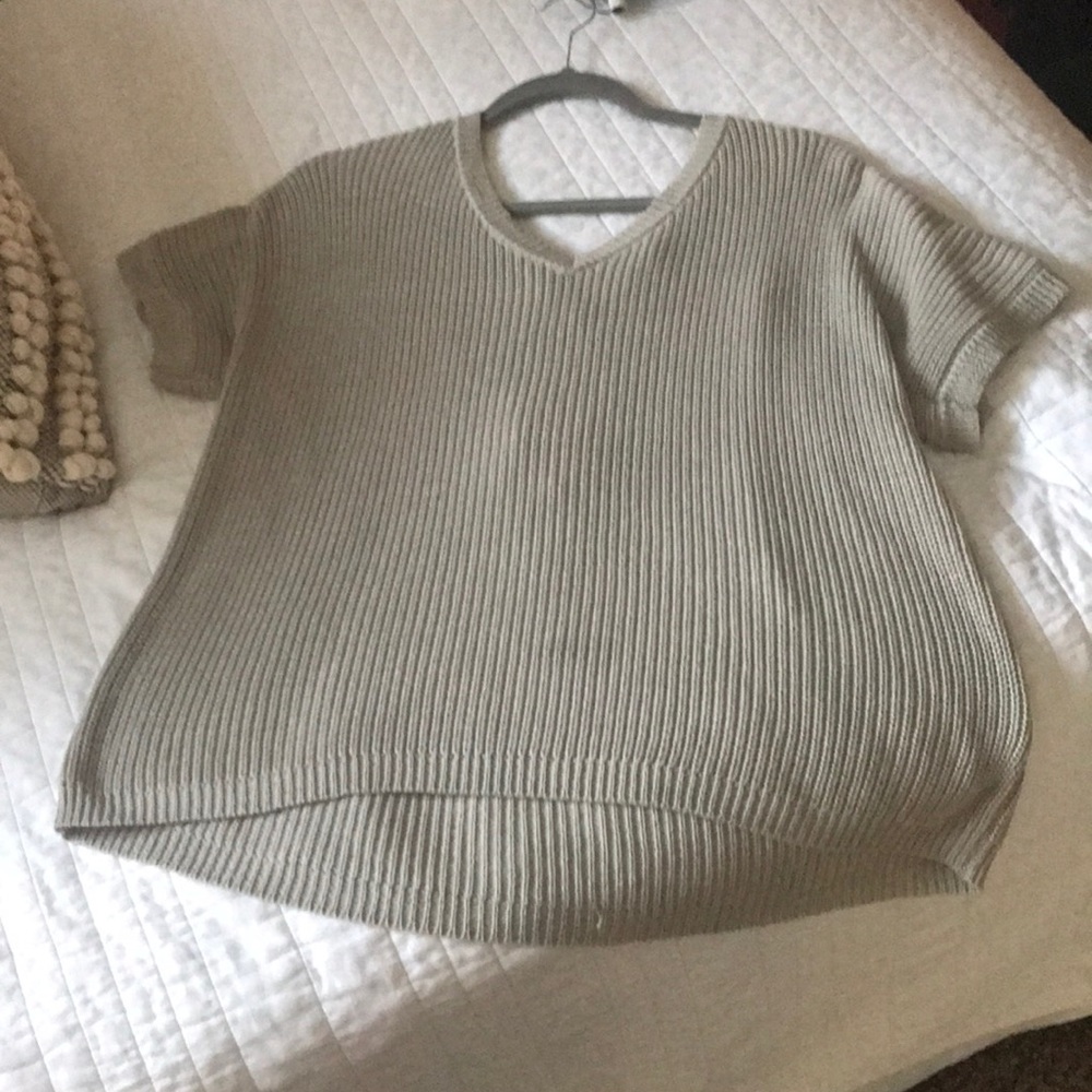 Shortsleeved sweater top